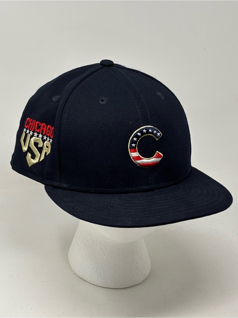 2023 NEW ERA 59FIFTY CHICAGO CUBS JULY 4th NAVY OFFICIAL ON FIELD CAP HAT 7 1/2